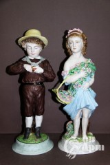 Скульптура парная "Мальчик с яблоком и девочка с букетом"